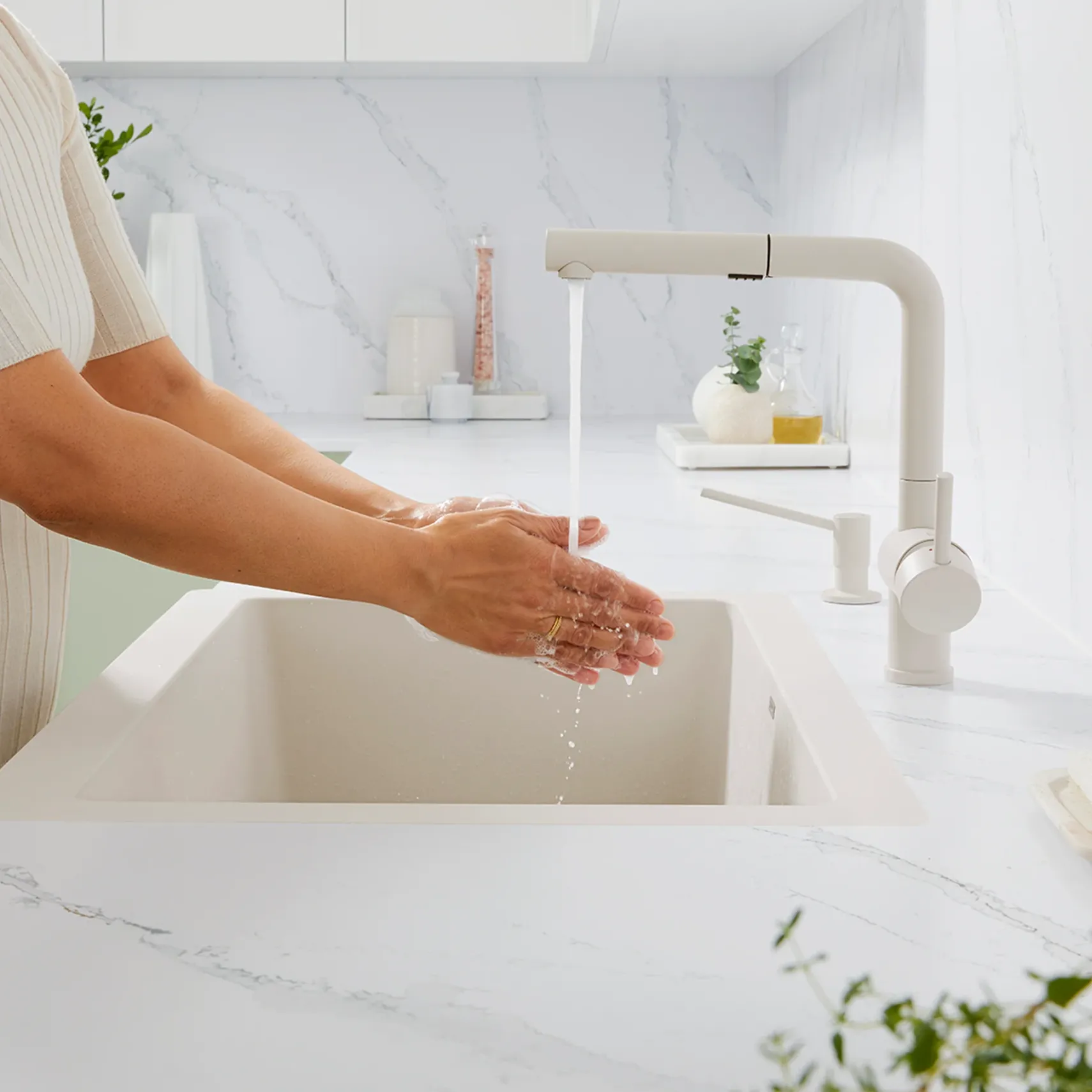 Blanco Linus Low Arc Pull-Out Dual-Spray Kitchen Faucet, Soft White, 1.5 GPM, Brass, 526963