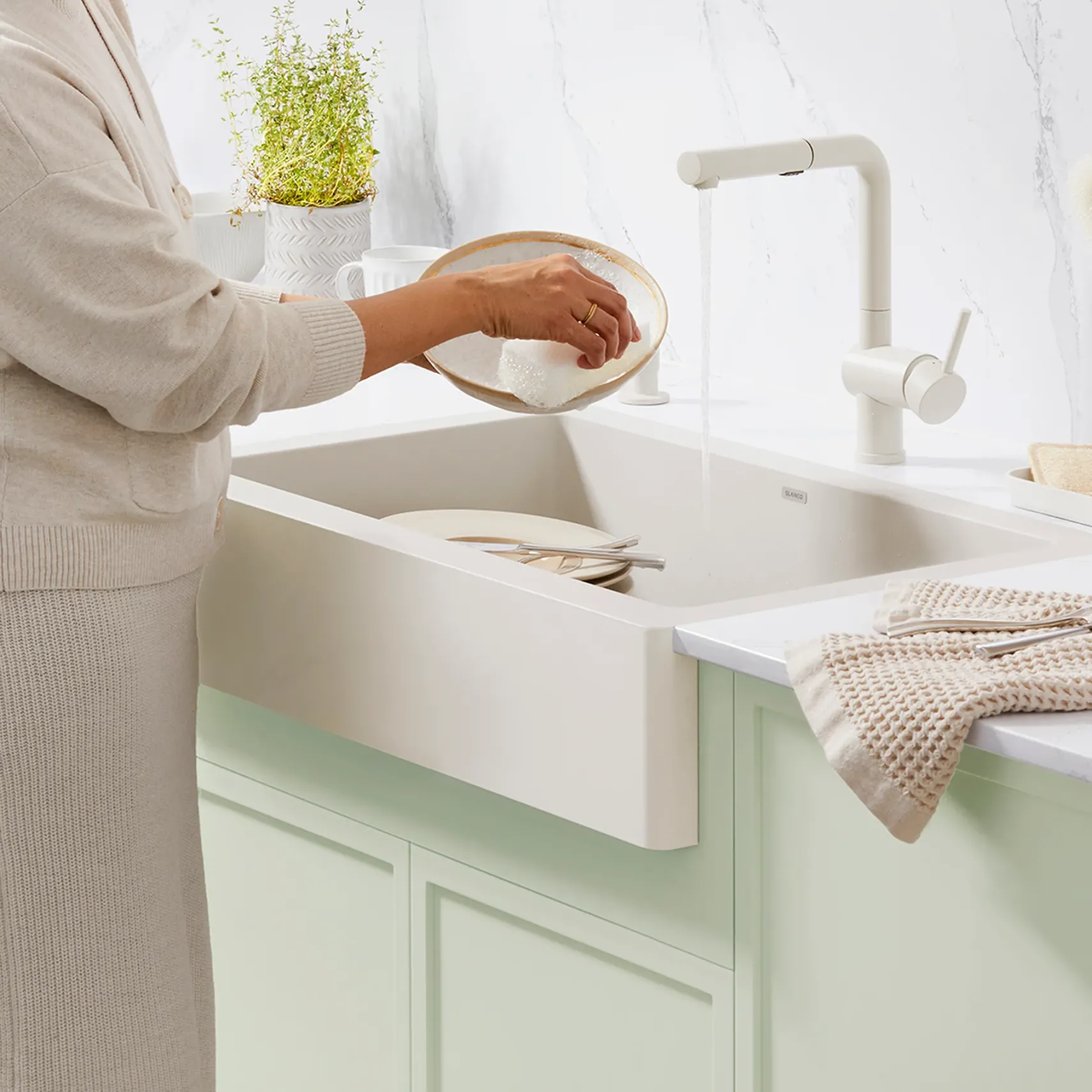 Blanco Linus Low Arc Pull-Out Dual-Spray Kitchen Faucet, Soft White, 1.5 GPM, Brass, 526963
