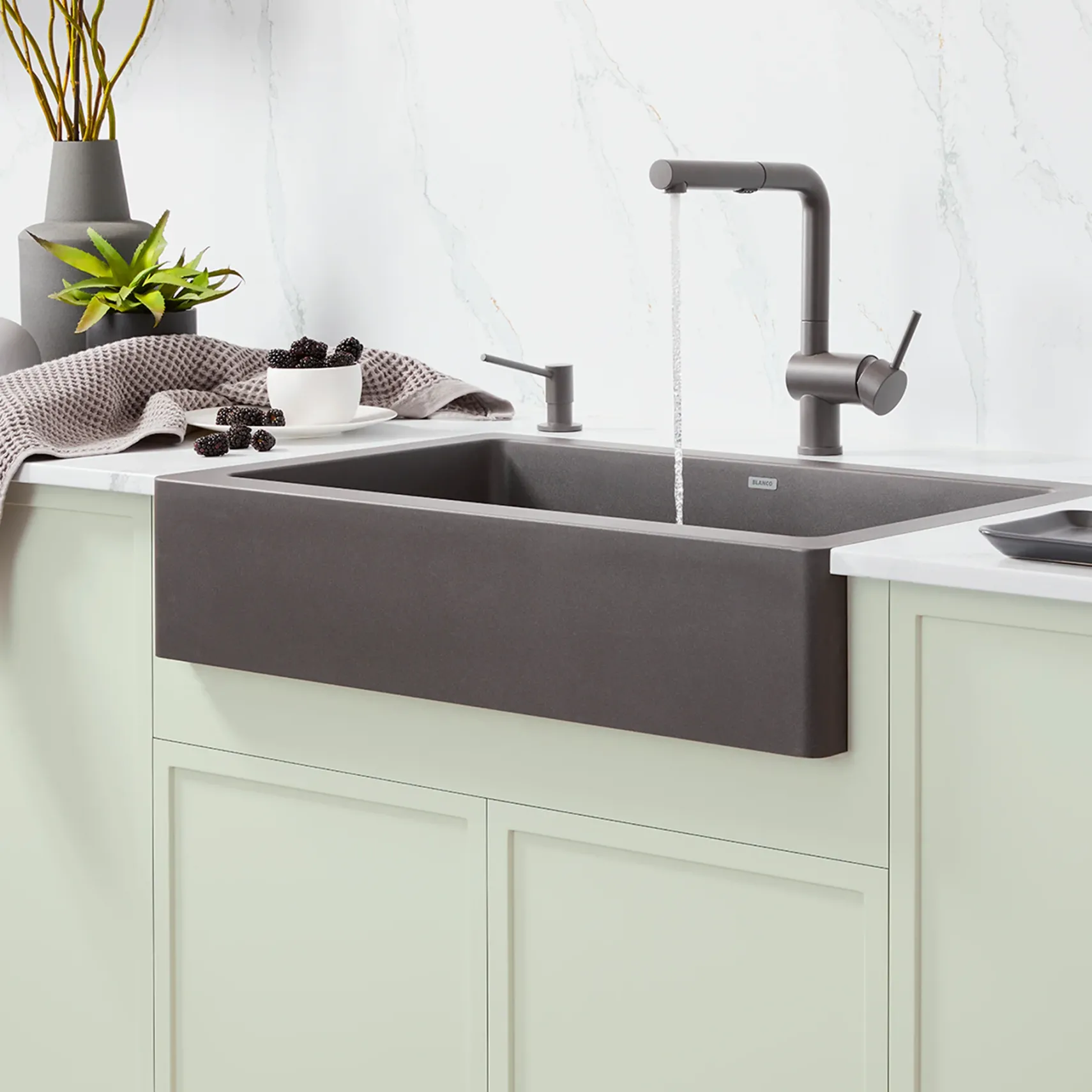 Blanco Linus Low Arc Pull-Out Dual-Spray Kitchen Faucet, Volcano Gray, 1.5 GPM, Brass, 526962