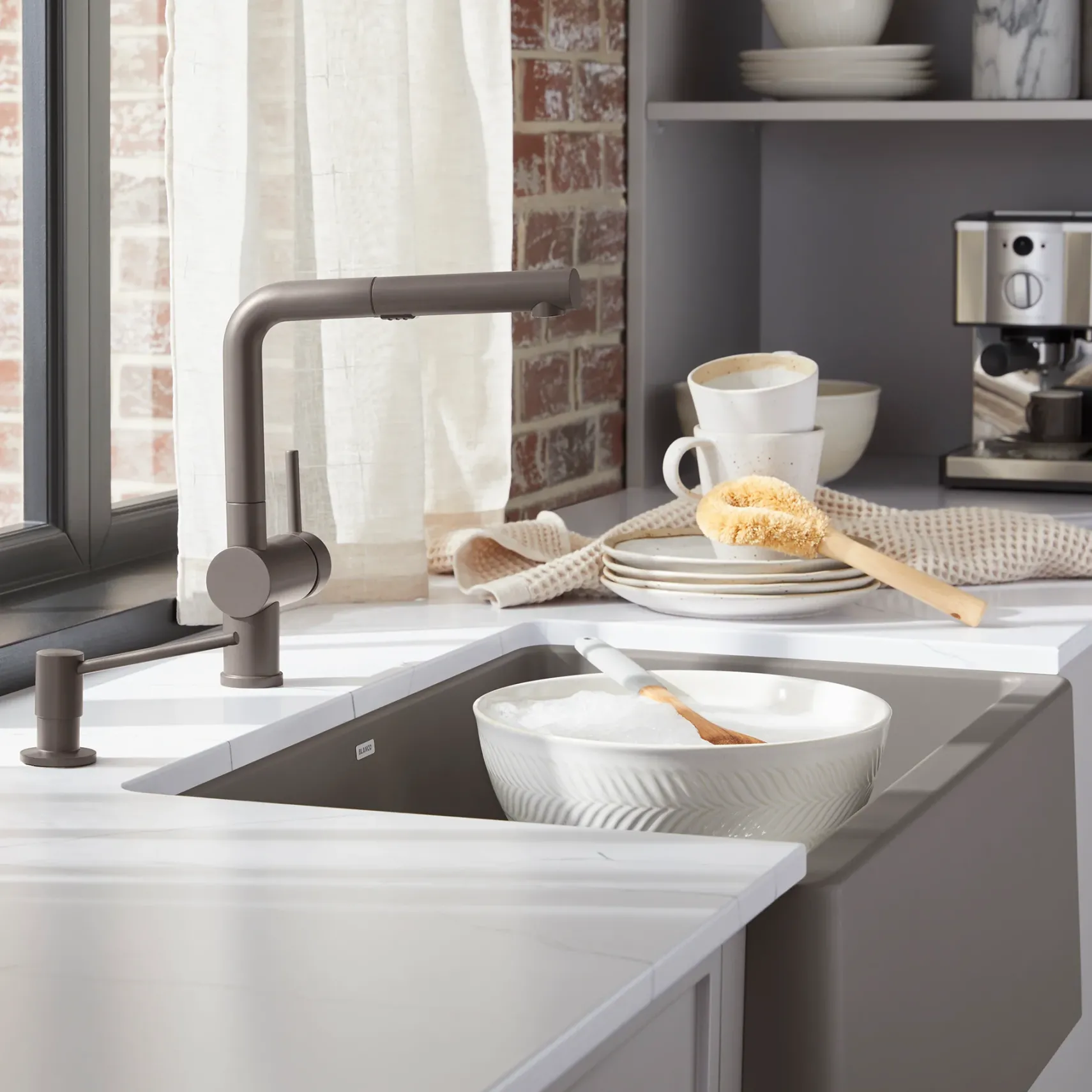 Blanco Linus Low Arc Pull-Out Dual-Spray Kitchen Faucet, Volcano Gray, 1.5 GPM, Brass, 526962