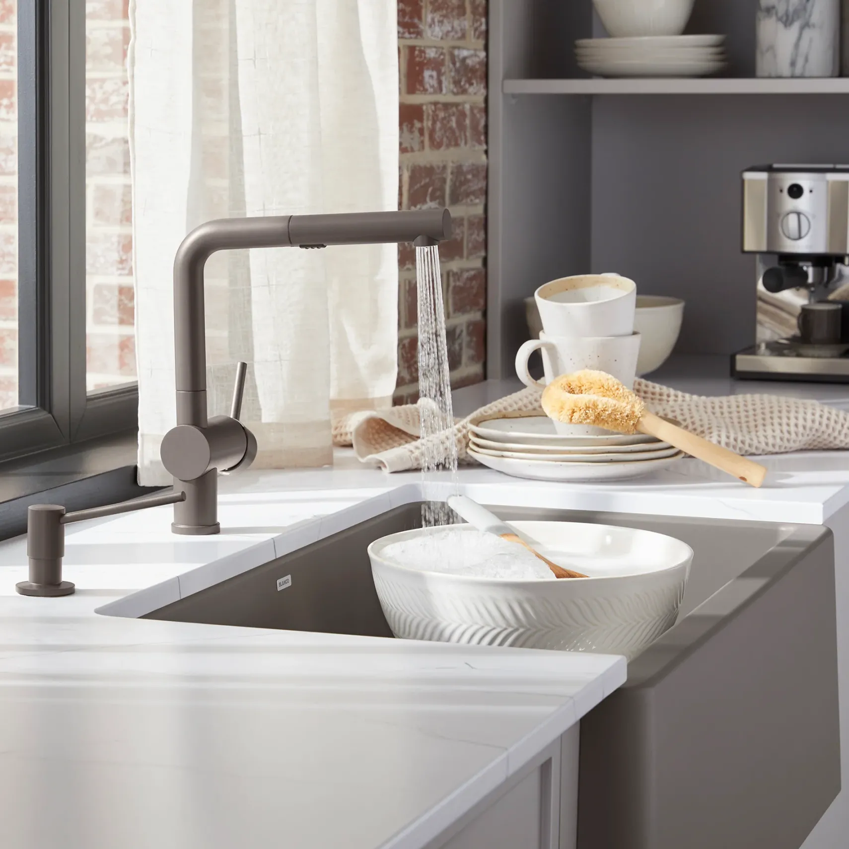 Blanco Linus Low Arc Pull-Out Dual-Spray Kitchen Faucet, Volcano Gray, 1.5 GPM, Brass, 526962