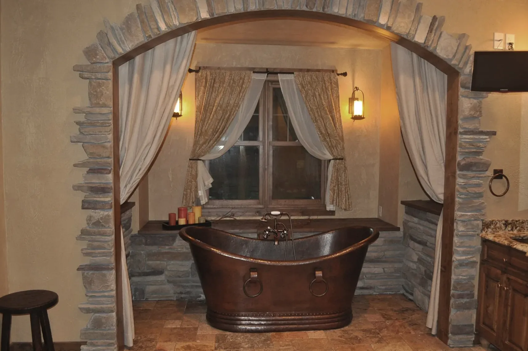 Premier Copper Products 67" Hammered Copper Double Slipper Bathtub With Rings, BTDR67DB