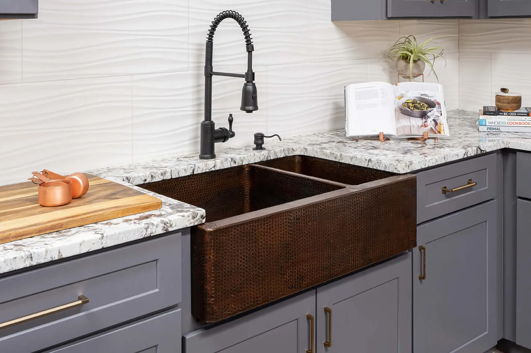 Premier Copper Products 33" Hammered Copper Kitchen Apron 75/25 Double Basin Farmhouse Sink with Matching Drains, and Accessories, Oil Rubbed Bronze, KSP3_KA75DB33229