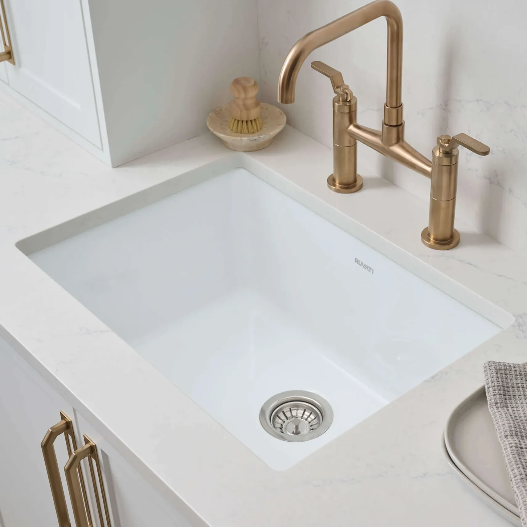 Ruvati Fiamma 30" Undermount Fireclay Kitchen Sink, White, RVL3030WH