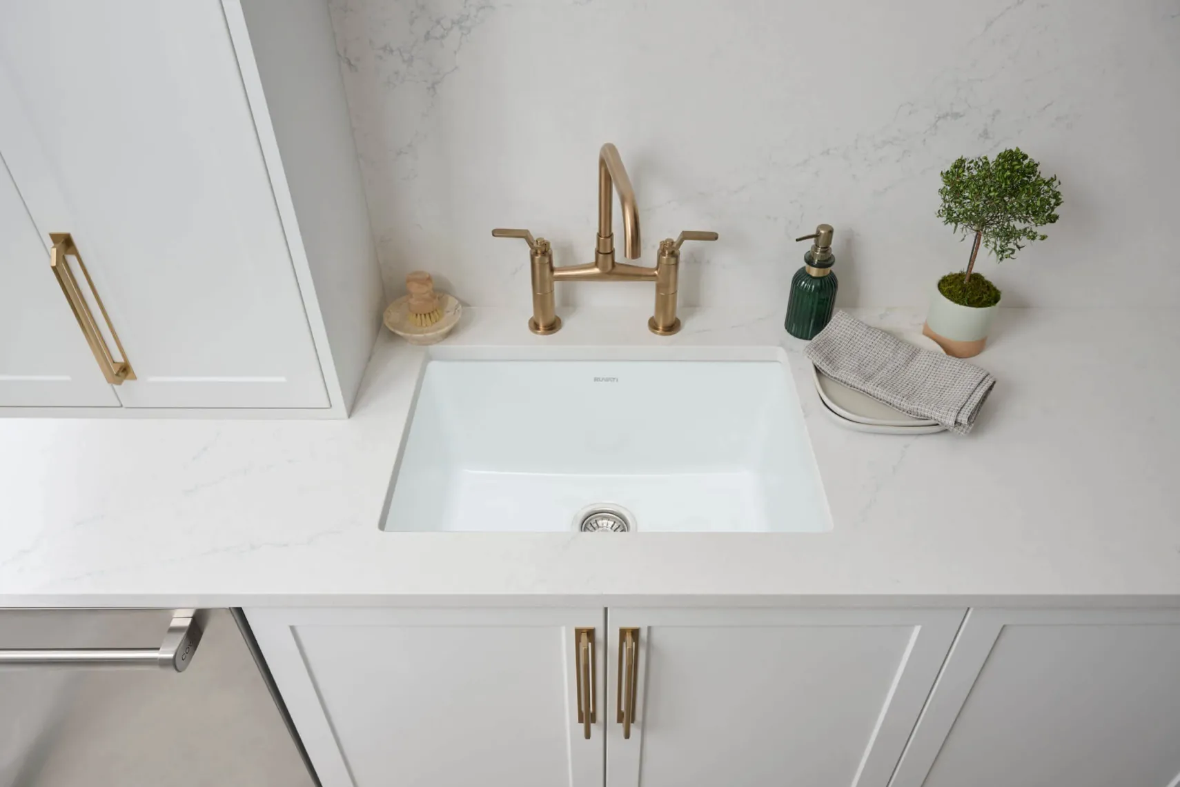 Ruvati Fiamma 30" Undermount Fireclay Kitchen Sink, White, RVL3030WH