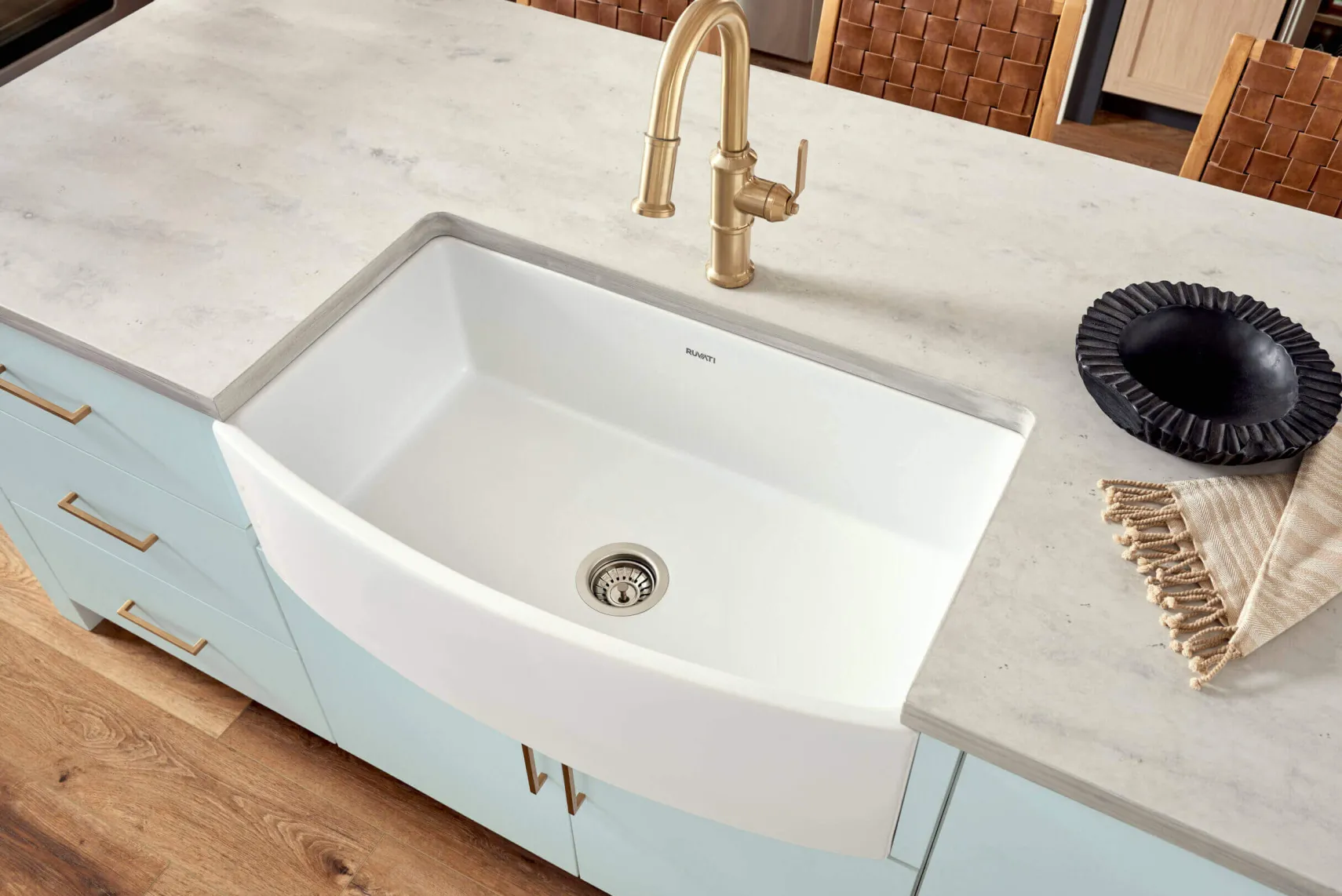 Ruvati Fiamma 33" Fireclay Farmhouse Sink, White, RVL2398WH