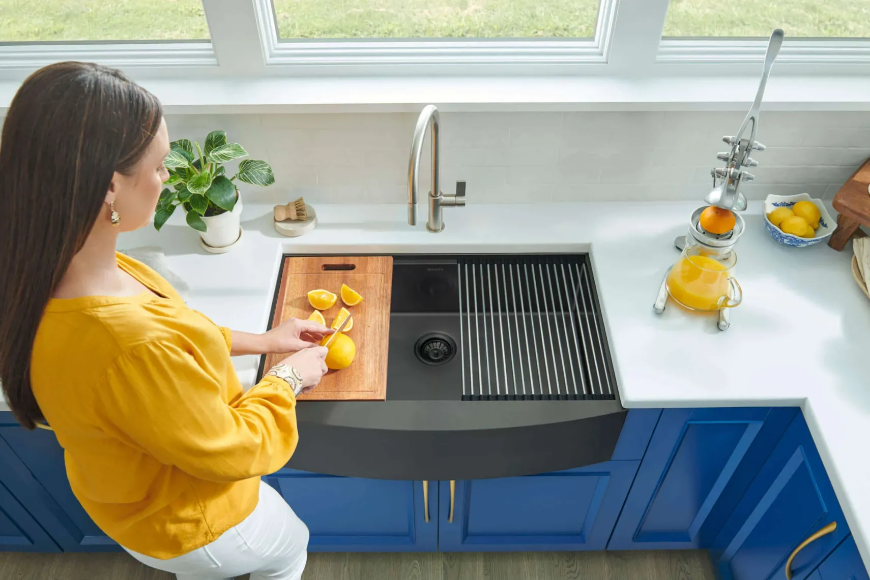 Ruvati Monaco 33" Stainless Steel Workstation Apron-front Farmhouse Sink, Gunmetal Matte Black, 16 Gauge, RVH9207BL